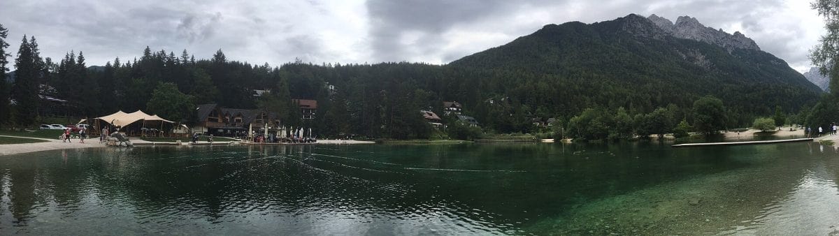 Jezero Jasna pri Kranjski Gori z gozdnatimi pobočji v ozadju